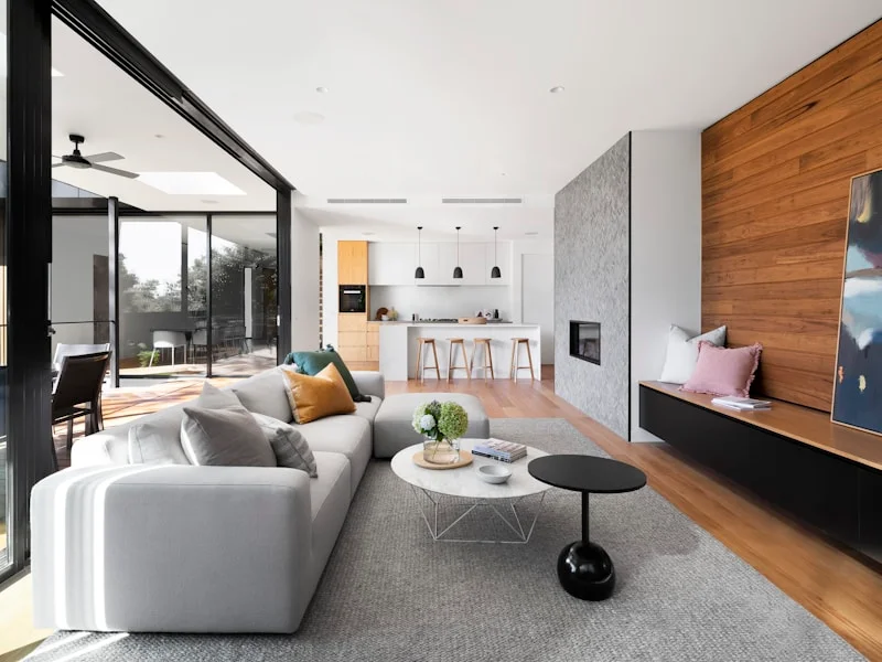 Moderner Neubau – helles Wohnhaus mit großen Fenstern