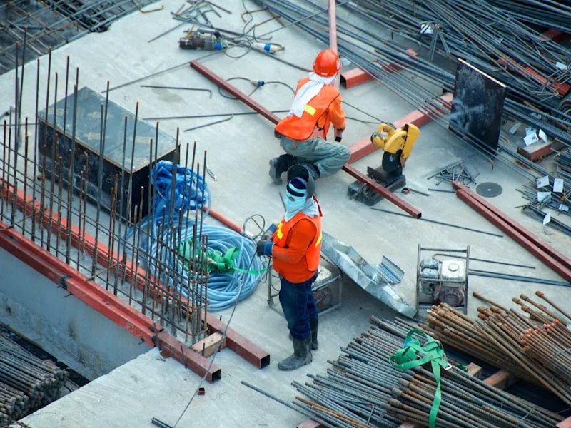 Energetische Sanierung – Handwerker bei Gebäudemodernisierung